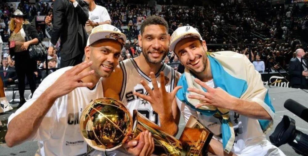 球迷助威声震穹顶,魔鬼主场缔造不败神话 球迷助威声震穹顶,魔鬼主场缔造不败神话