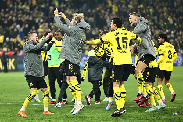  球迷文化薪火相传，助威声浪震撼绿茵场