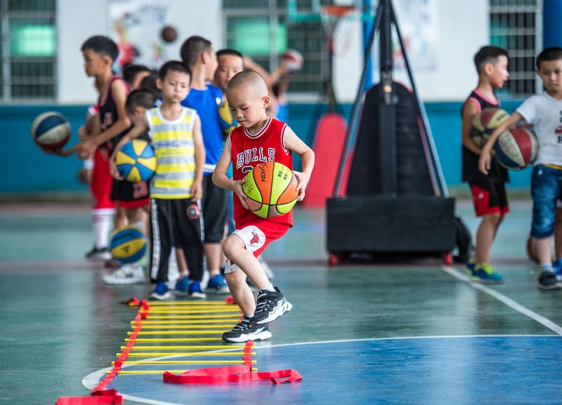  篮球公益行点燃山区孩童梦想