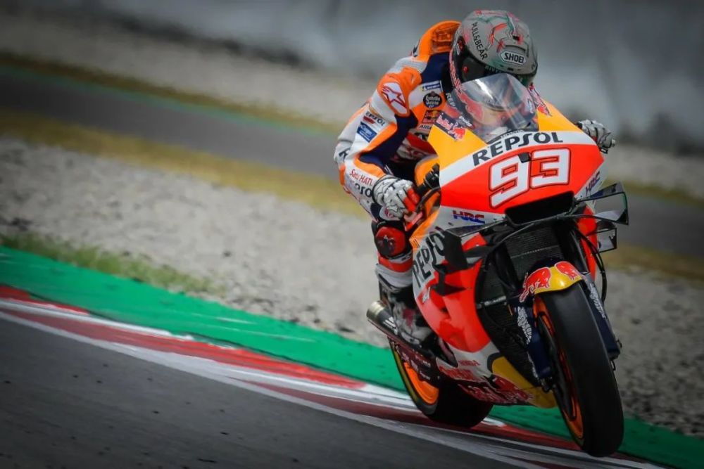  裁判判罚引发争议，赛后采访暗流涌动