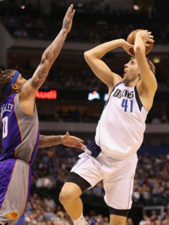  瓦塞尔三分精准马刺主场射落太阳