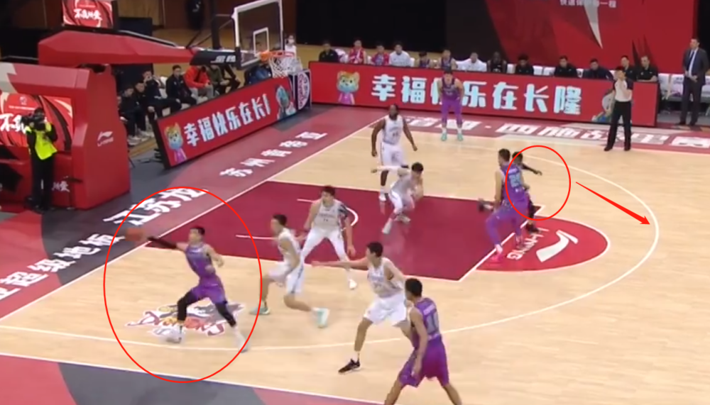  莱巴金娜发球上网战术制霸赛场