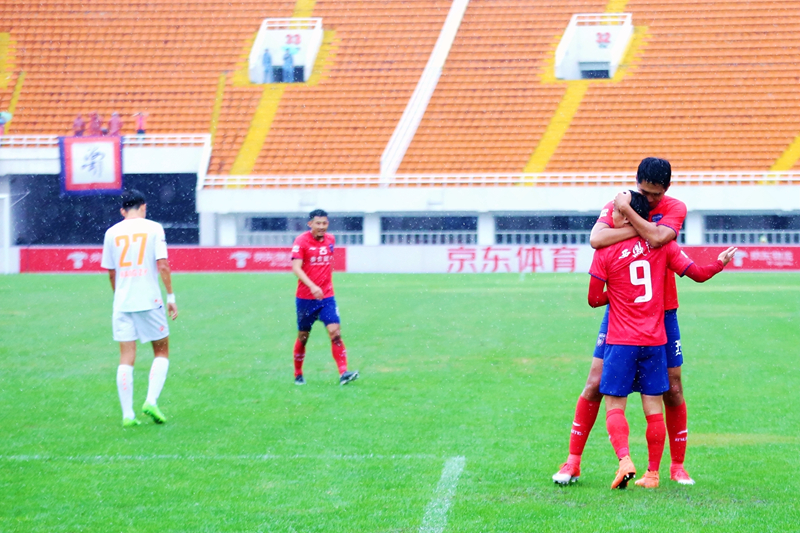  主场氛围助力腾飞，球迷助威声震屋瓦