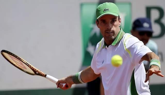  弗里茨发球时速破纪录震撼全场观众