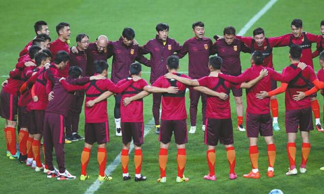  国足世预赛关键战惜败韩国队