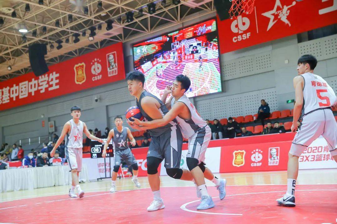  高中篮球联赛半决赛，北京四中险胜上海中学