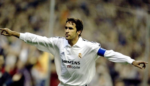  足坛传奇齐聚慈善赛，经典时刻重温旧梦