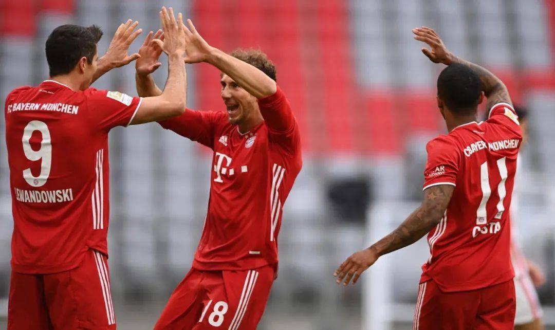  边路快马突破，单骑闯关上演帽子戏法